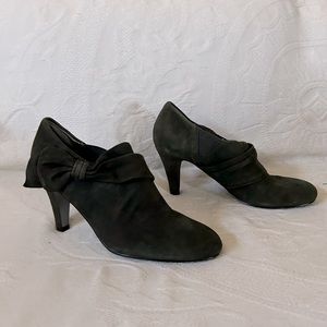 Tahari 2-1/2” heels